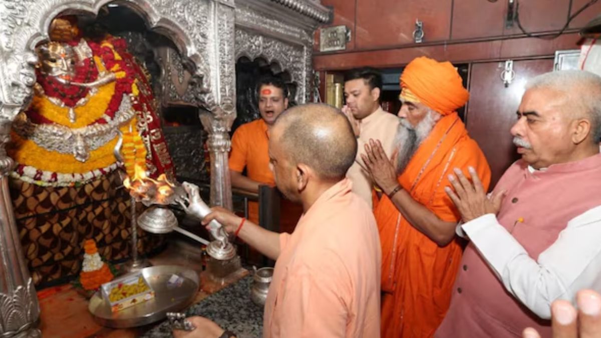 काशी दौरे पर सीएम योगी, बाबा विश्वनाथ और काल भैरव के किए दर्शन, आम लोगों से किया संवाद