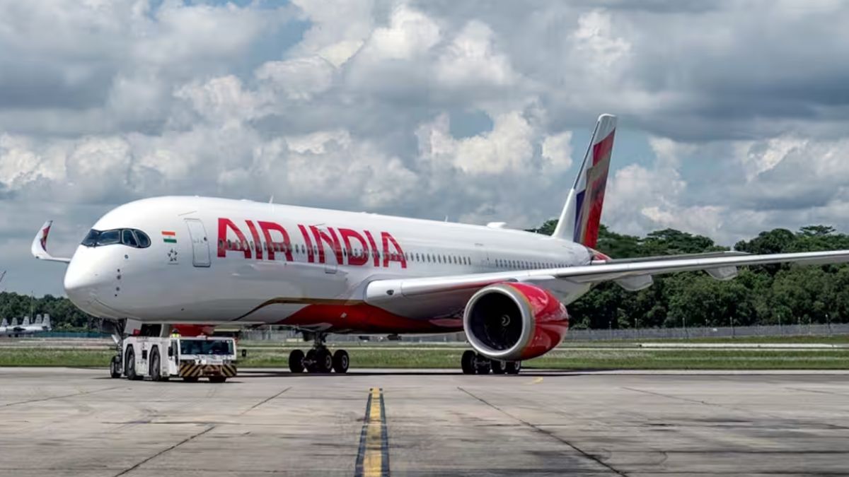एयर इंडिया की दिल्ली-इंदौर फ्लाइट में मचा हड़कप, गर्मी में बिना AC के कई यात्रियों की तबियत हुई खराब, रद्द हुई उड़ान
