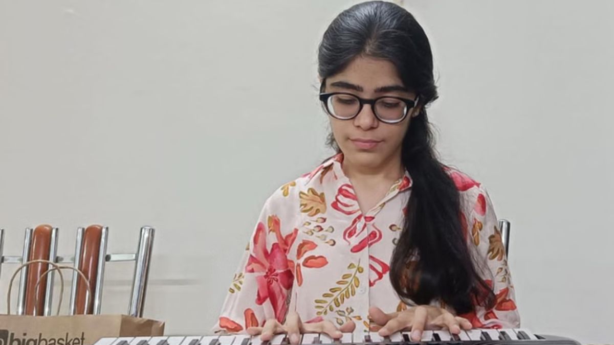 इंदौर की इस बेटी ने एक साथ दी दो परीक्षाएं, फिर भी बोर्ड एग्जाम में हासिल किए 99.4 प्रतिशत अंक