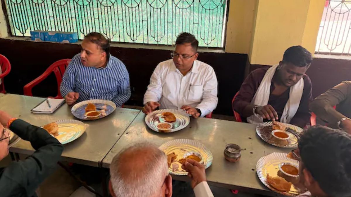इंदौर कलेक्टर ने किया गेंहू खरीदी का औचक निरिक्षण, किसानों के साथ किया भोजन