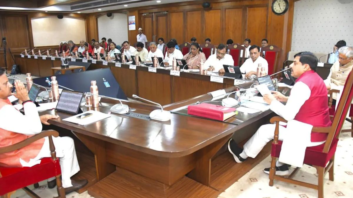 MP Cabinet Decisions : इन छात्रों को हर महीने मिलेंगे 10 हजार रुपए, उज्जैन एयरपोर्ट के लिए 590 करोड़ हुए मंजूर