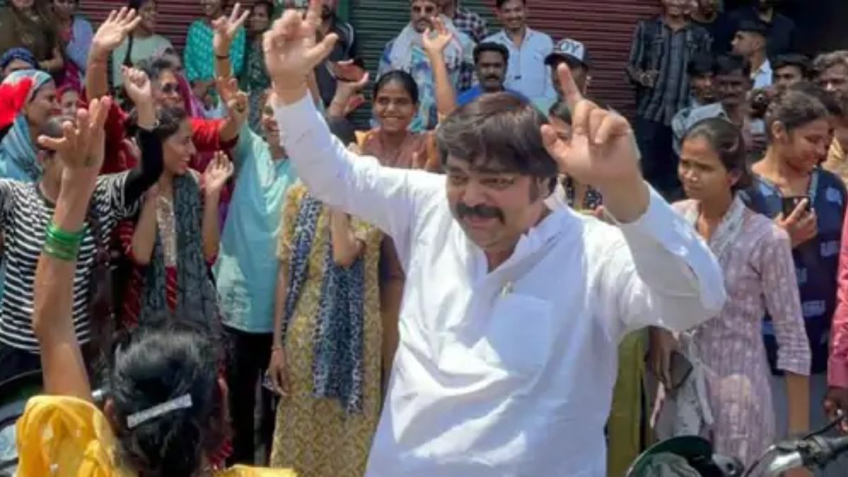 इंदौर में शराब दुकान हटने पर मना जश्न, रहवासियों संग थिरके एमआईसी मेंबर मनीष मामा, बांटी मिठाई