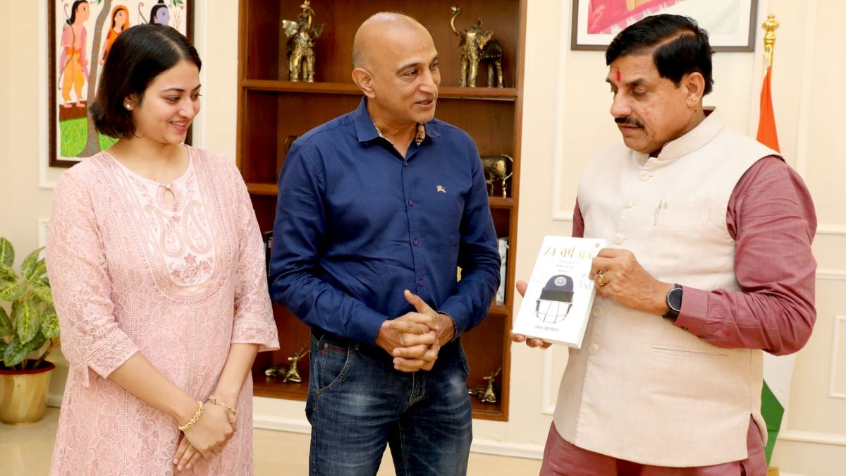 सीएम मोहन यादव ने क्रिकेट कोच अमय खुरासिया की पुस्तक “74 वर्ष बाद” का किया विमोचन