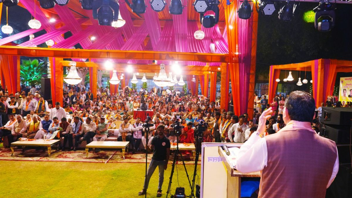 मुख्यमंत्री पुष्कर सिंह धामी अंतर्राष्ट्रीय वैश्य महासम्मेलन के दीपावली मेले में हुए शामिल