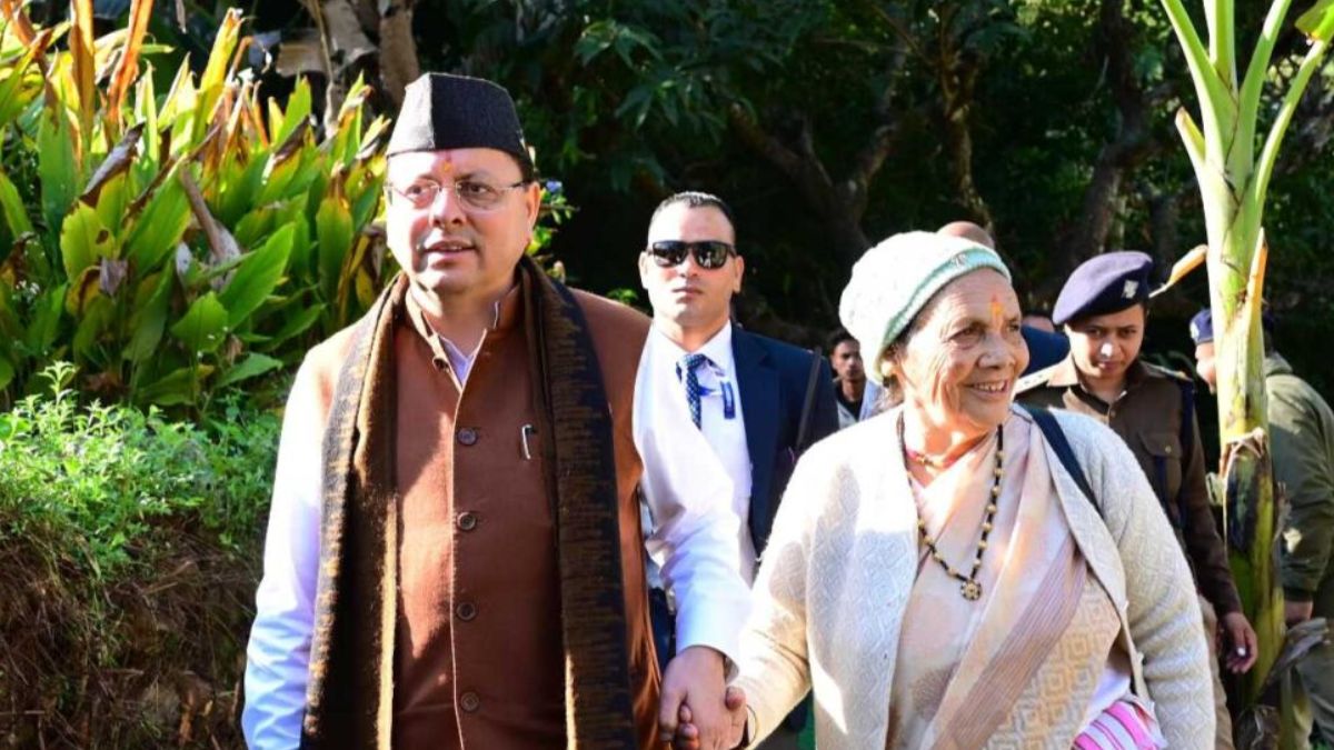 मां के साथ पैतृक गांव पहुंच भावुक हुए सीएम धामी