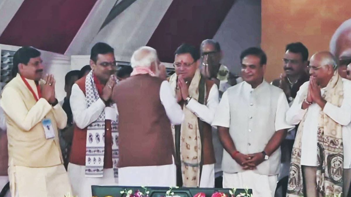 बिहार में नवनिर्वाचित सरकार के शपथ ग्रहण समारोह में शामिल हुए सीएम धामी