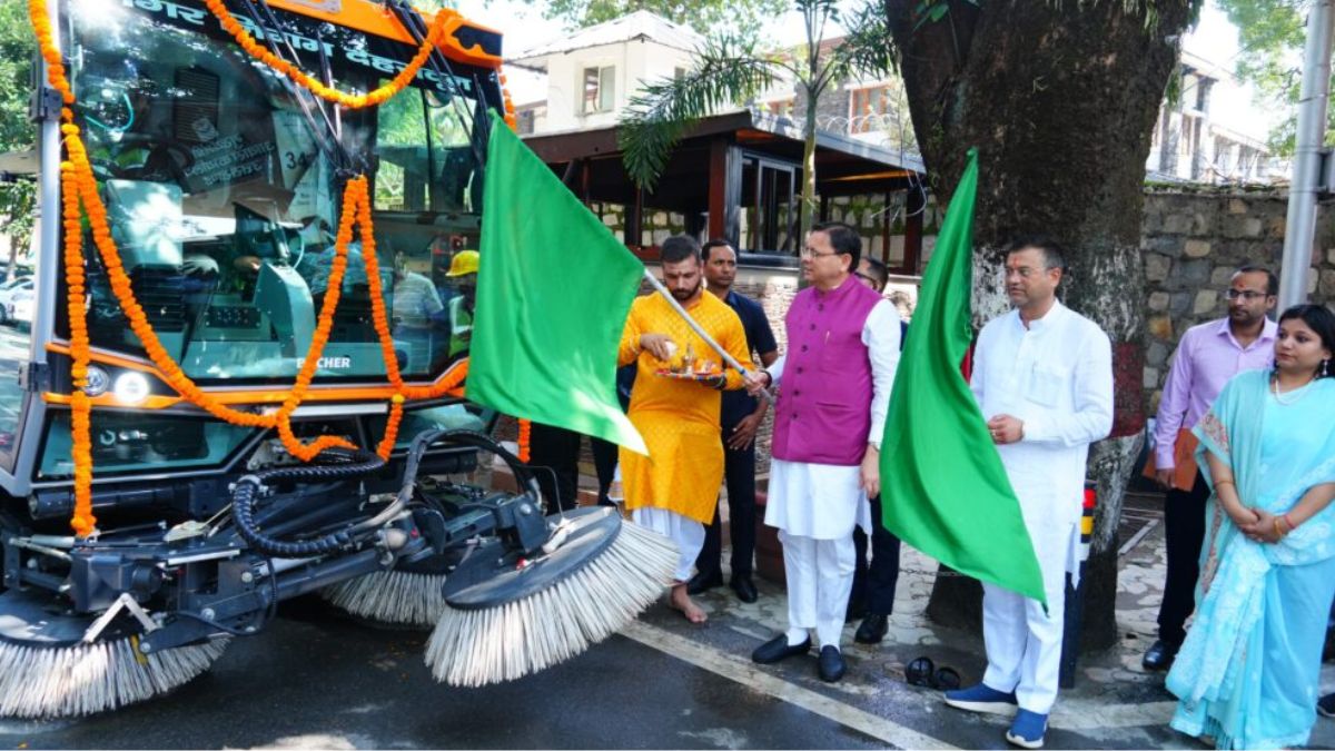 सीएम पुष्कर सिंह धामी ने मुख्यमंत्री कैम्प कार्यालय परिसर में नगर निगम द्वारा संचालित वैक्यूम बेस्ड रोड़ स्वीपिंग मशीन का फ्लैग ऑफ किया