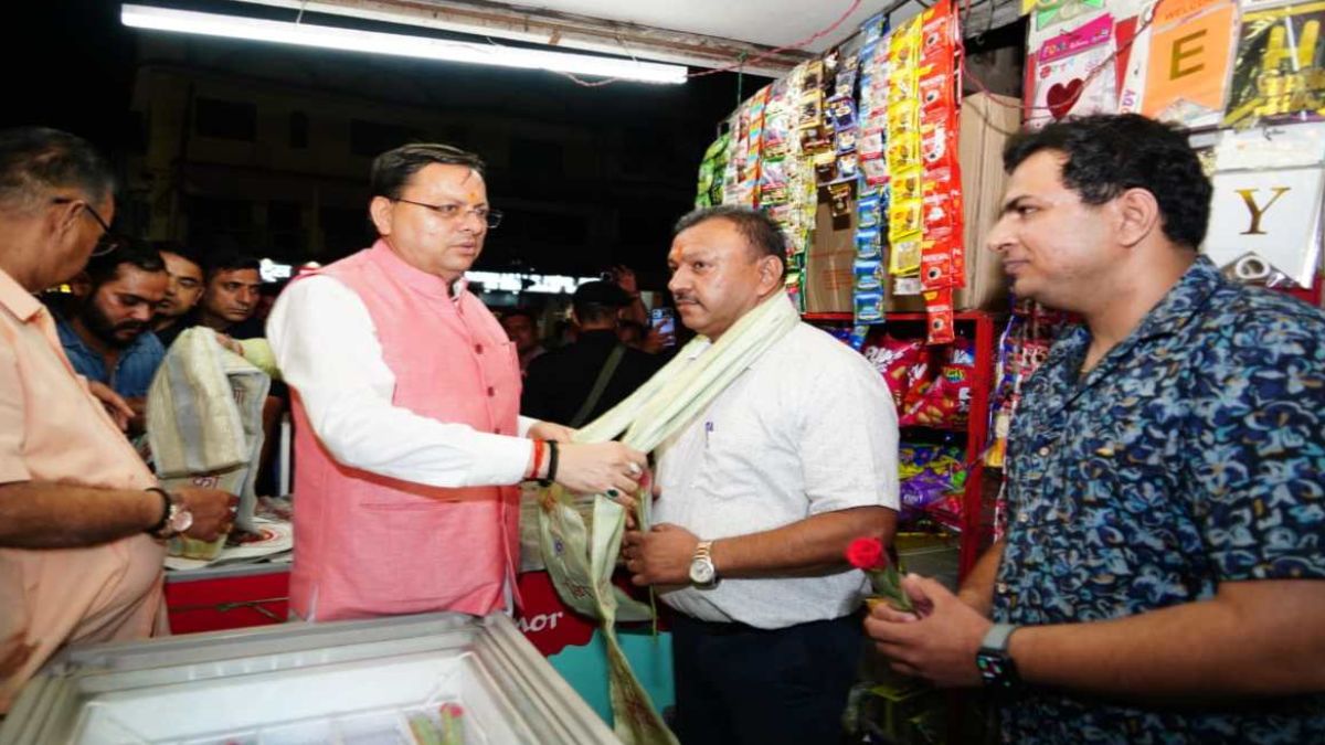 सीएम धामी देहरादून स्थित गढ़ी कैंट बाज़ार पहुंचे, स्थानीय व्यापारियों और आमजन से किया संवाद