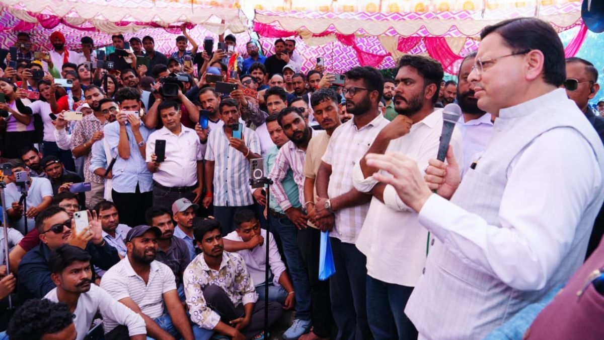 युवाओं के बीच पहुंचे सीएम धामी, परीक्षा प्रकरण में सीबीआई जांच की संस्तुति