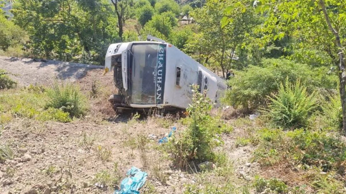 कुंजापुरी मंदिर के दर्शन कर लौट रहे श्रद्धालुओं की बस दुर्घटनाग्रस्त