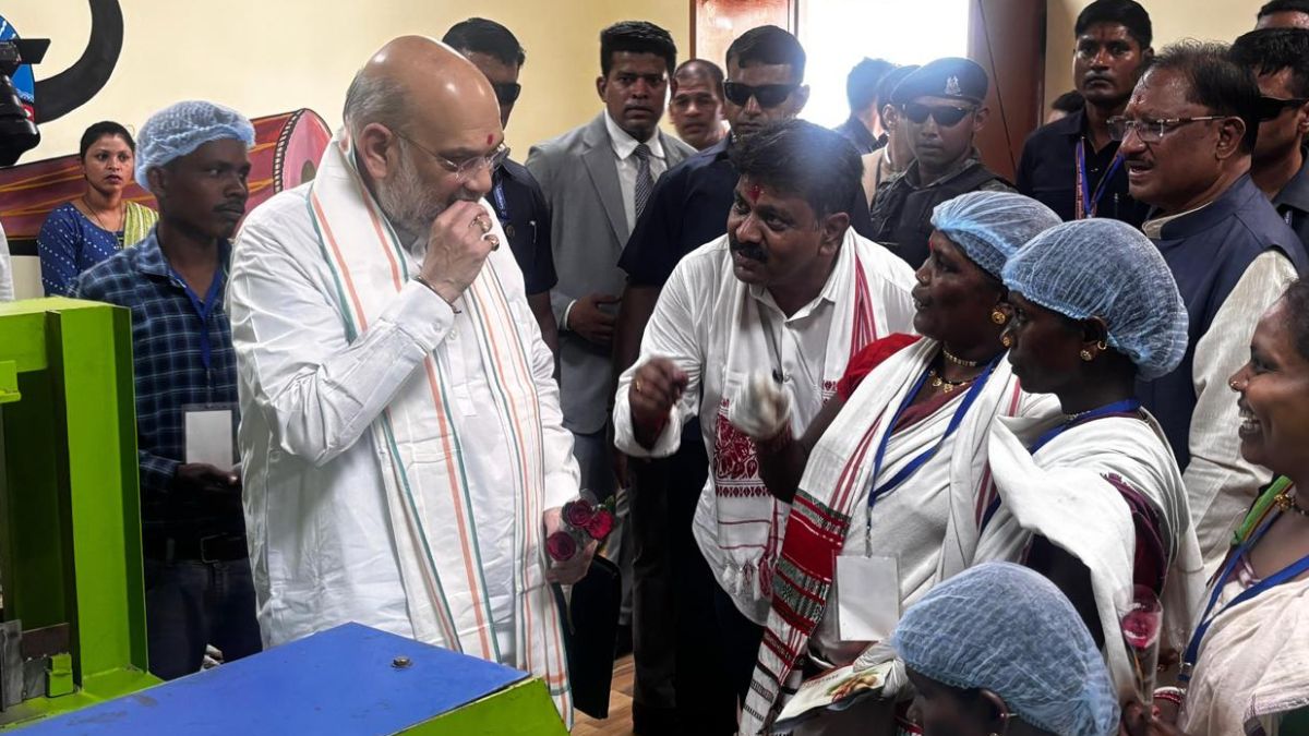 केंद्रीय गृहमंत्री अमित शाह ने चखा बस्तर की इमली का स्वाद बोले यहां की इमली का स्वाद खट्टा नहीं बल्कि मीठा