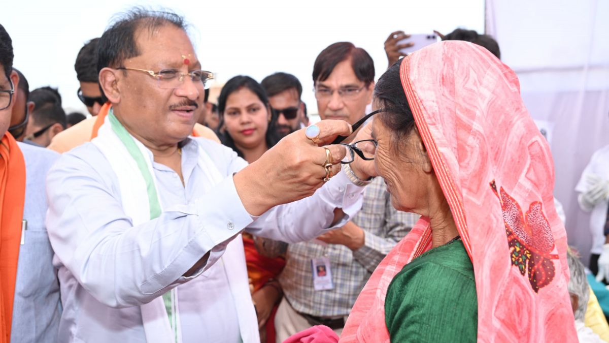 मुख्यमंत्री विष्णु देव साय ने हितग्राहियों को अपने हाथों से पहनाया नजर का चश्मा
