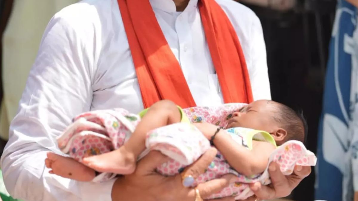 एक माह के नवजात का मुख्यमंत्री साय ने किया नामकरण, “रविशंकर” नाम से गूंजा गांव का आंगन