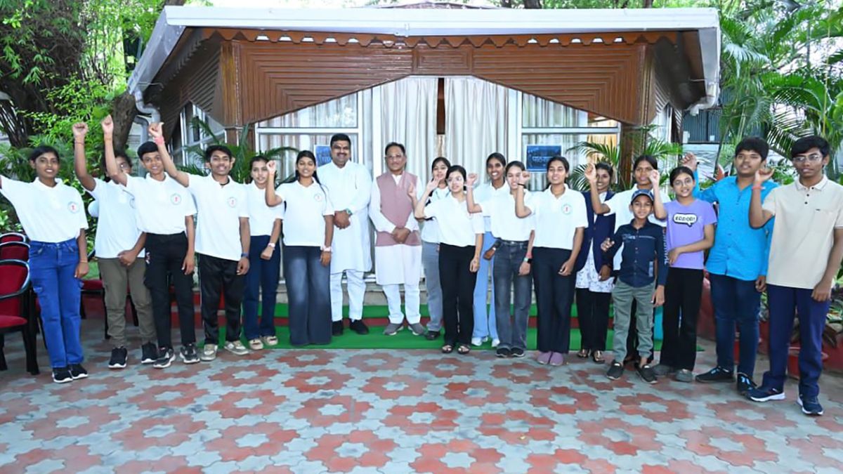 मुख्यमंत्री साय ने प्रावीण्य सूची के मेधावी विद्यार्थियों से की आत्मीय चर्चा