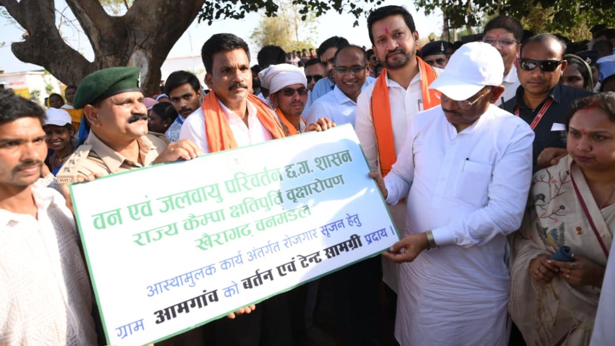 सीएम साय ने समाज प्रमुख को सौंपा टेंट एवं बर्तन सामग्री, ग्राम आमगांव में बढ़ेगा रोजगार