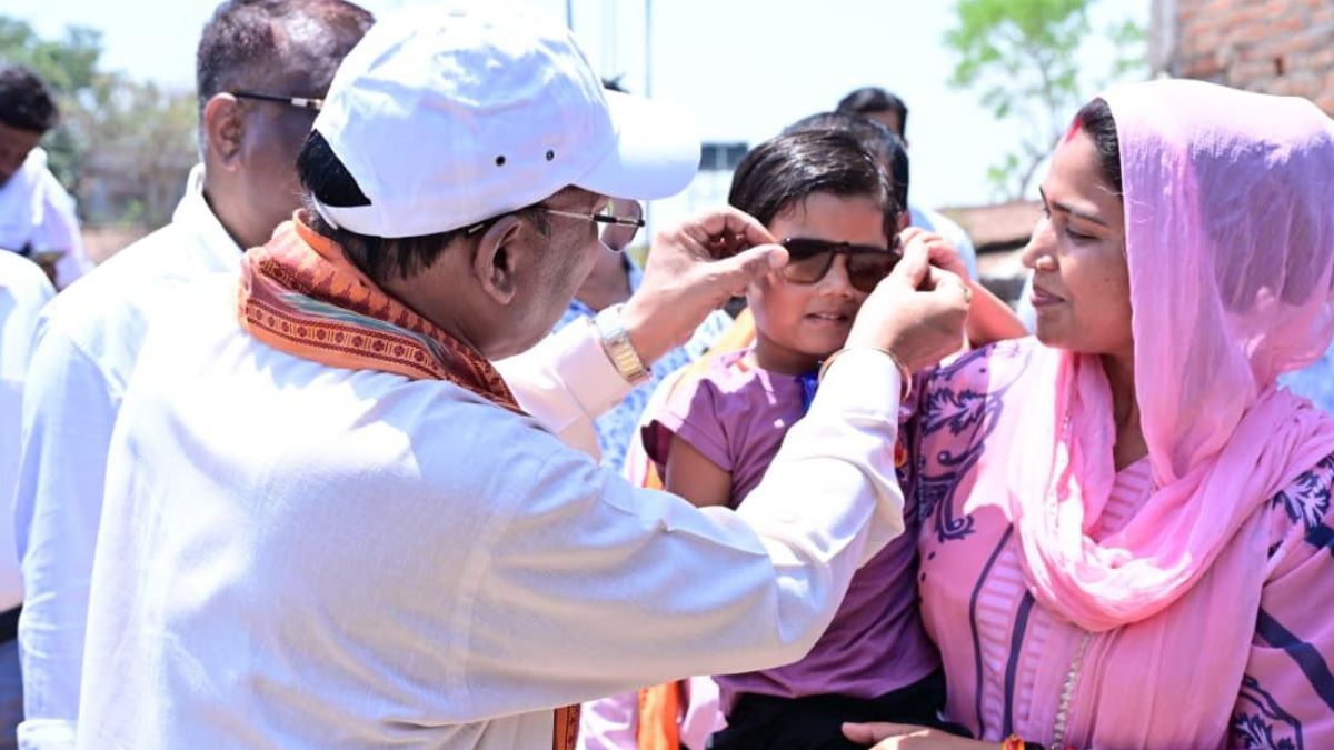 गोद में उठाया, चश्मा पहनाया, मुख्यमंत्री साय ने कुछ इस तरह जीता दिल