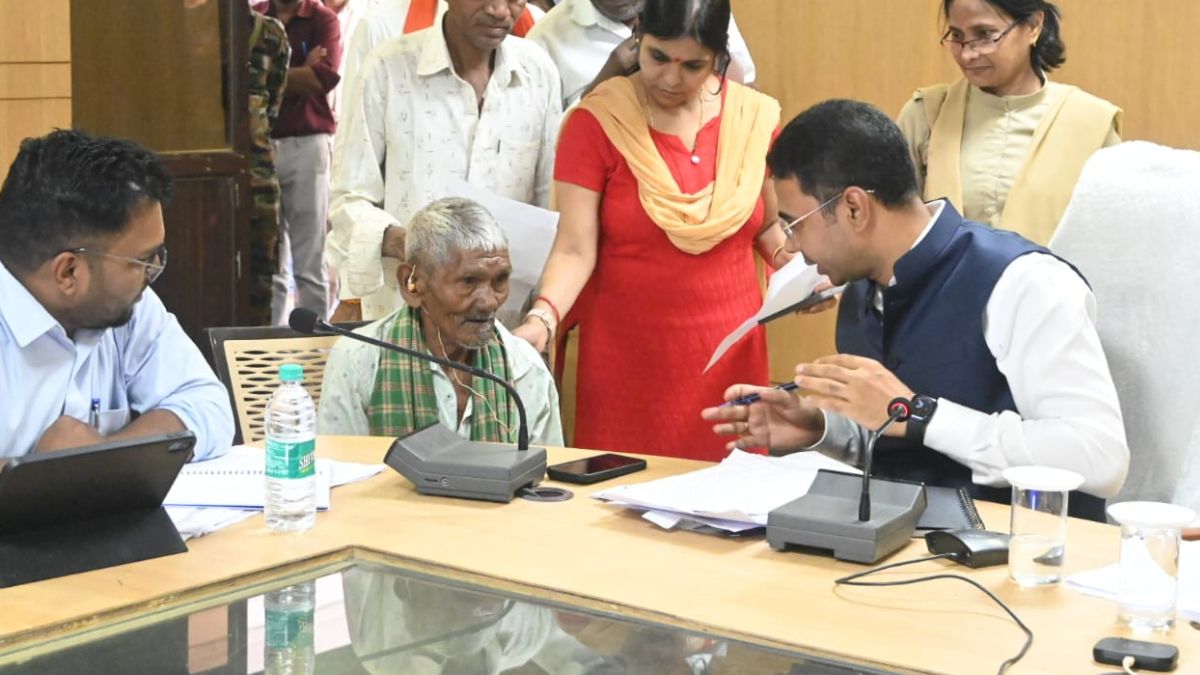 जनदर्शन में बुजुर्ग को मिला डिजिटल श्रवण यंत्र, 77 वर्षीय श्याम लाल साहू को तत्काल मिली सुनने की नई शक्ति