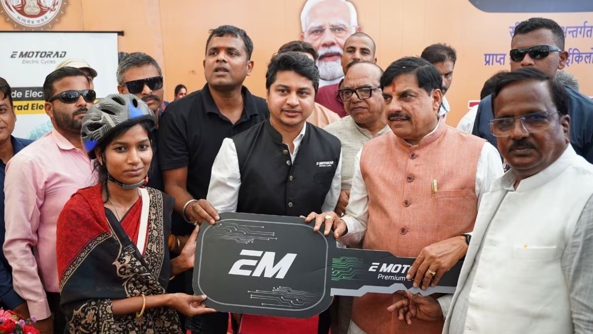 सीएम मोहन यादव ने बहनों को दिया बड़ा उपहार, फ्री में बांटी ई-साइकिलें