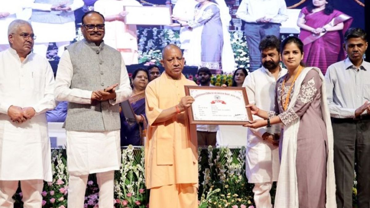 योगी सरकार ने बनाया रिकॉर्ड, 9 साल में 9 लाख युवाओं को दी सरकारी नौकरी