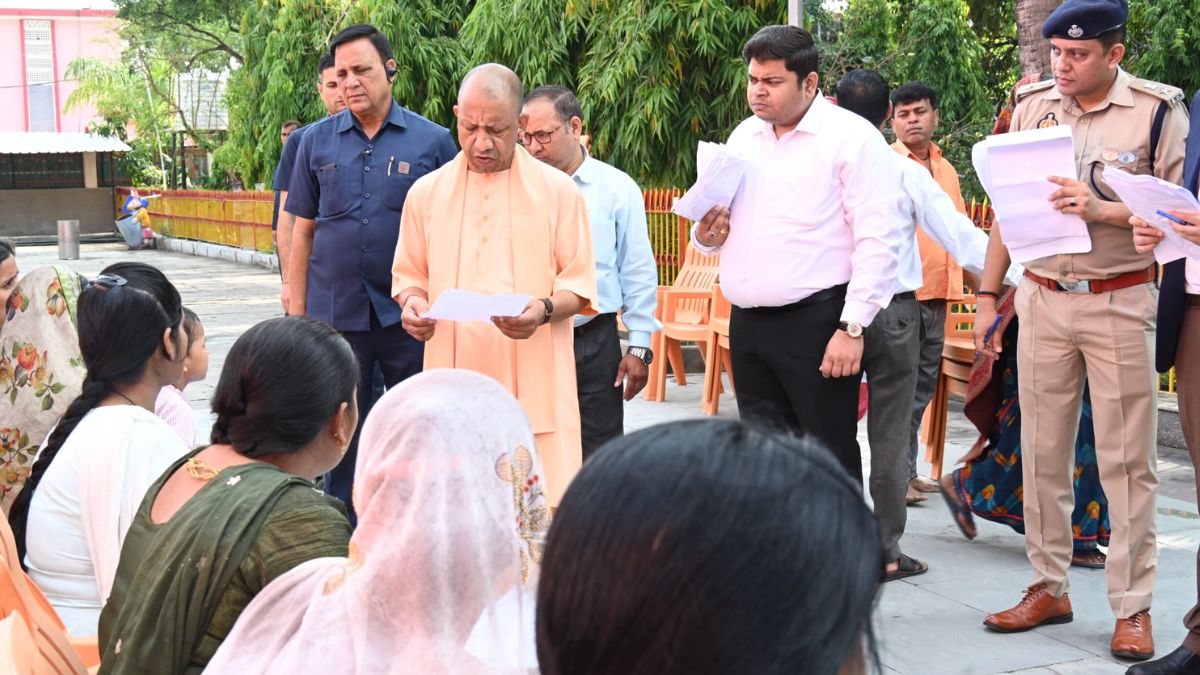 सीएम योगी ने जनता दर्शन में महिला को दिया आश्वासन, बोले सास-ससुर की दबंगई हम दिखवाते है, आप बच्चे को पढ़ाइए