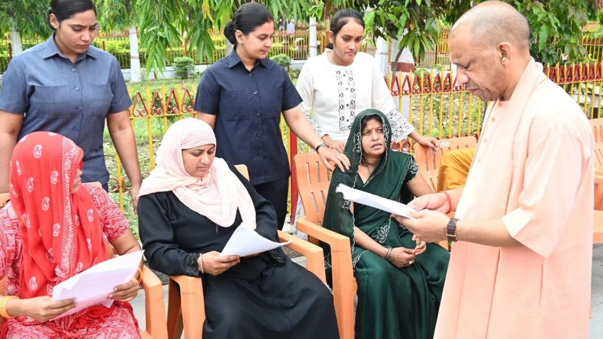 सीएम योगी ने जनता दर्शन में सुनीं 200 लोगों की समस्याएं, बच्चों से पूछा – स्कूल जाते हो या नहीं?