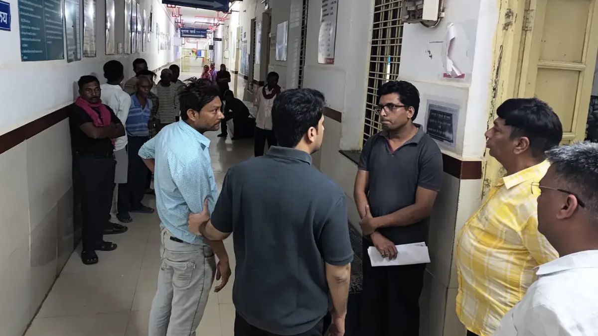 अचानक सुबह 4 बजे सरकारी अस्पताल पहुंचे कलेक्टर, 3 कर्मचारियों को नौकरी से निकाला, मचा हड़कप