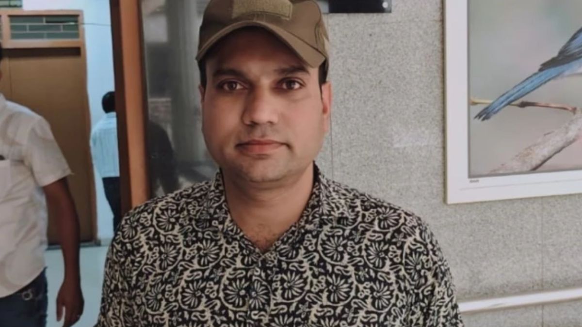 देश की रक्षा कर रहा हूं, लेकिन सिस्टम से हार गया… इंदौर में सेना का जवान अपनी जमीन के लिए दर-दर भटकने को मजबूर