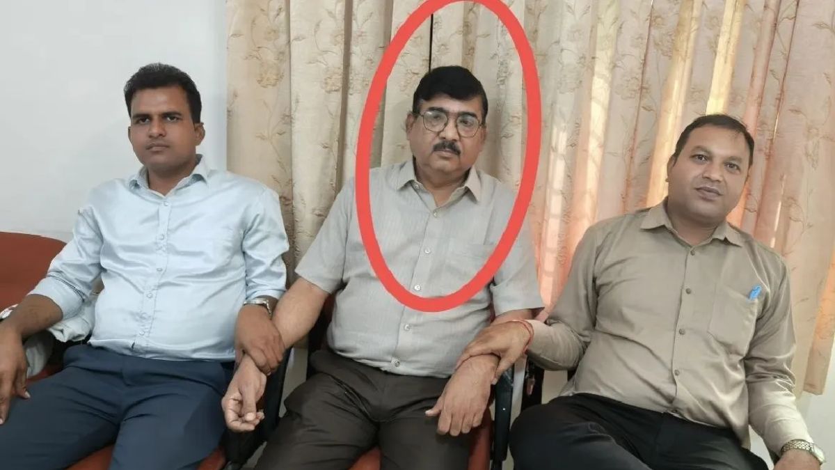 मध्यप्रदेश में बेलगाम अफसरशाही, शौचालय निर्माण के लिए 1 लाख रुपए लेते हुए पकड़ाया अधिकारी, लोकायुक्त ने किया गिरफ्तार