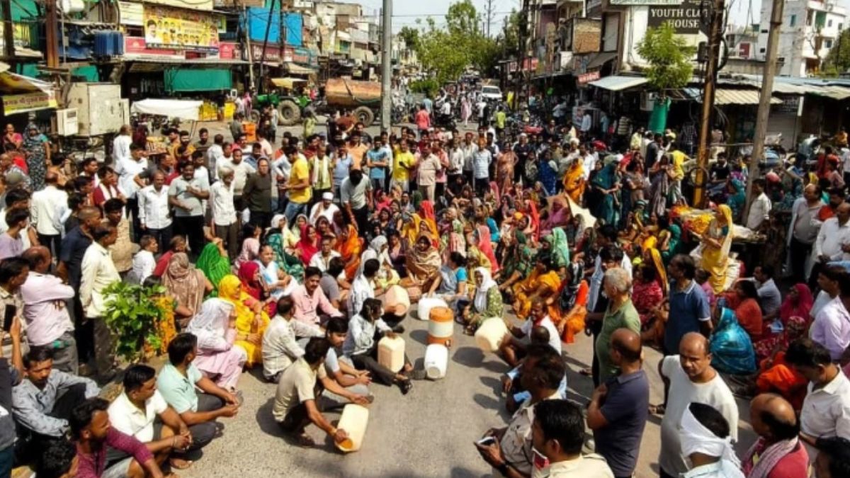 इंदौर में पानी के लिए सड़कों पर उतरे लोग, 8 दिनों में 2 हजार से अधिक शिकायतें हुई दर्ज, टैंकर चालक खुलेआम कर रहे वसूली