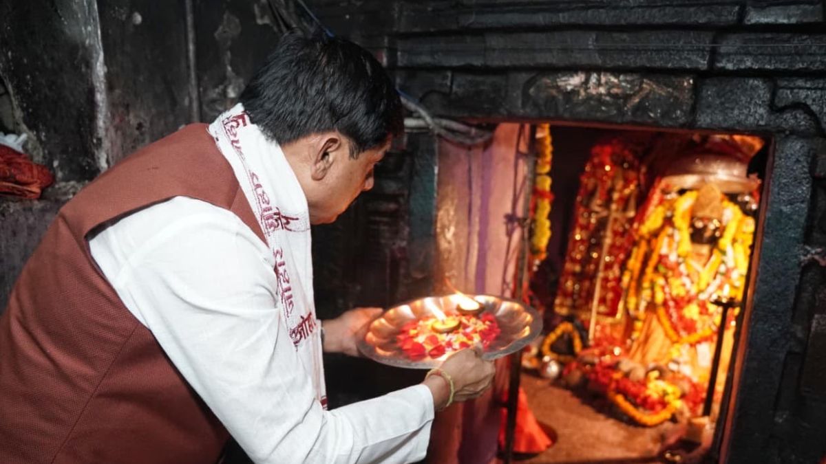 सीएम डॉ. मोहन ने किए मां दंतेश्वरी के दर्शन, बोले- सबके कल्याण के लिए मां से मांगा आशीर्वाद