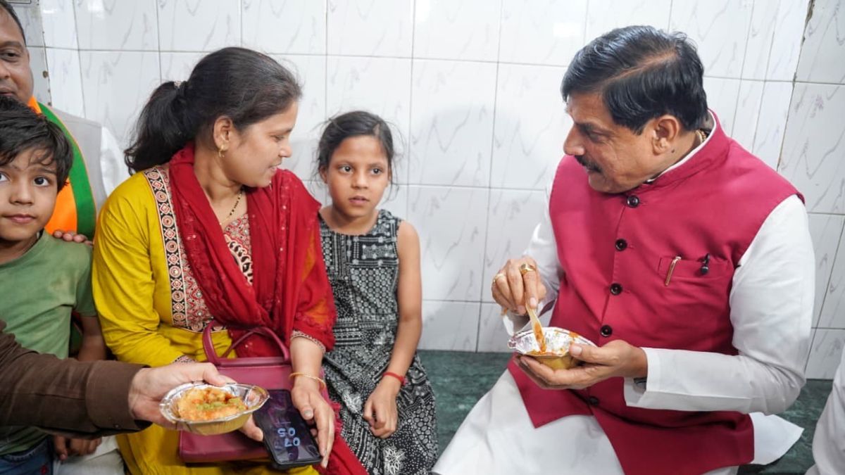 इंदौर में सीएम मोहन यादव ने अन्ना भैया की दुकान पर नाश्ता किया, पेश की सादगी की मिसाल, देखें तस्वीरें