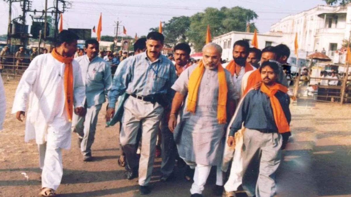 23 साल पहले प्रधानमंत्री मोदी ने किया था भोजशाला का निरीक्षण, वायरल हुई तस्वीर