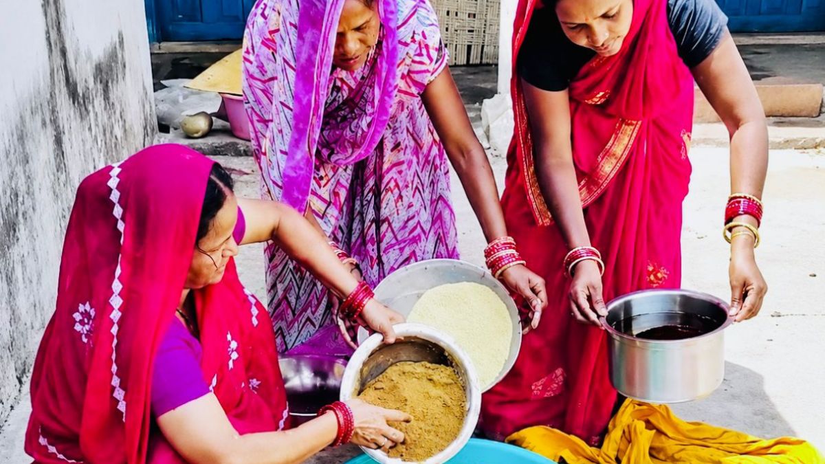 अचार के स्वाद में घुली आत्मनिर्भरता, बिहान ने बदली माँ जगदंबा समूह की महिलाओं की जिंदगी