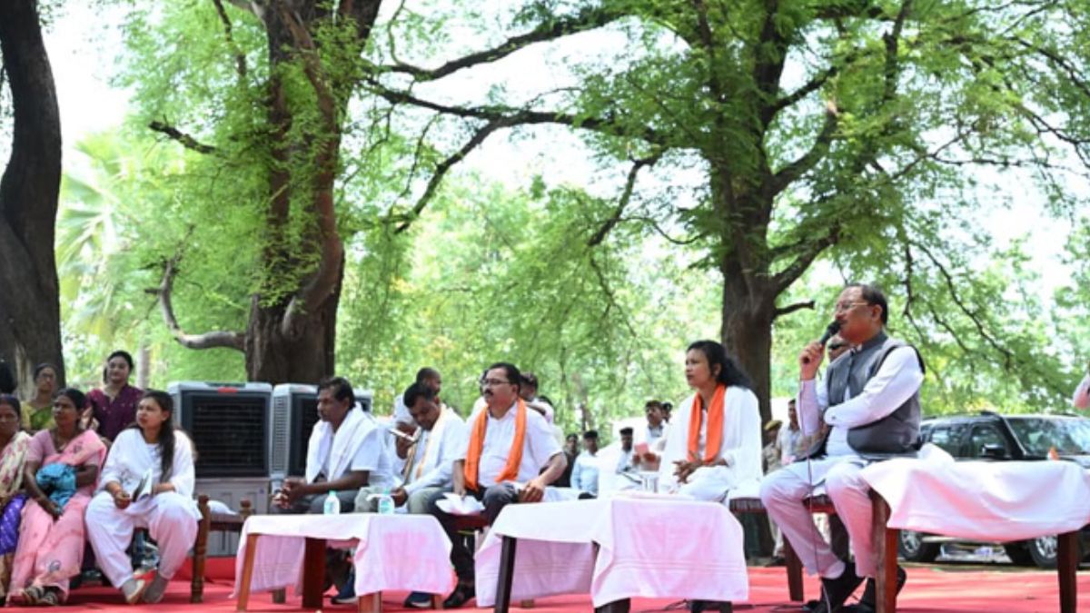सुशासन तिहार में मुख्यमंत्री विष्णुदेव साय पहुंचे बीजापुर के सुदूर गांव कोण्डापल्ली, चौपाल में सुनीं ग्रामीणों की समस्याएं