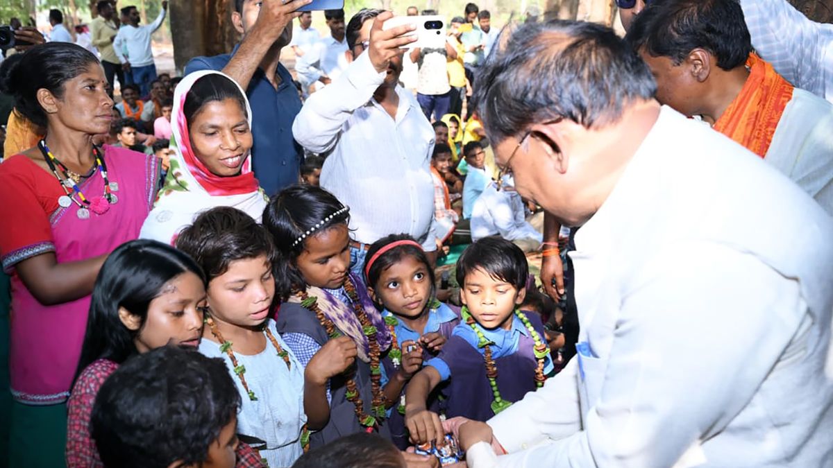 सीएम साय ने अबूझमाड़ के गारपा में बच्चों और महिलाओं से किया आत्मीय संवाद