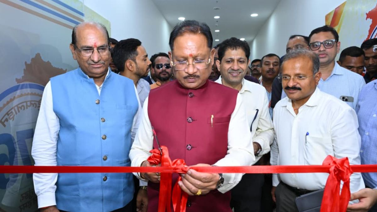 सीएम साय ने किया मुख्यमंत्री हेल्पलाइन एवं शिकायत प्रबंधन प्रणाली का अवलोकन