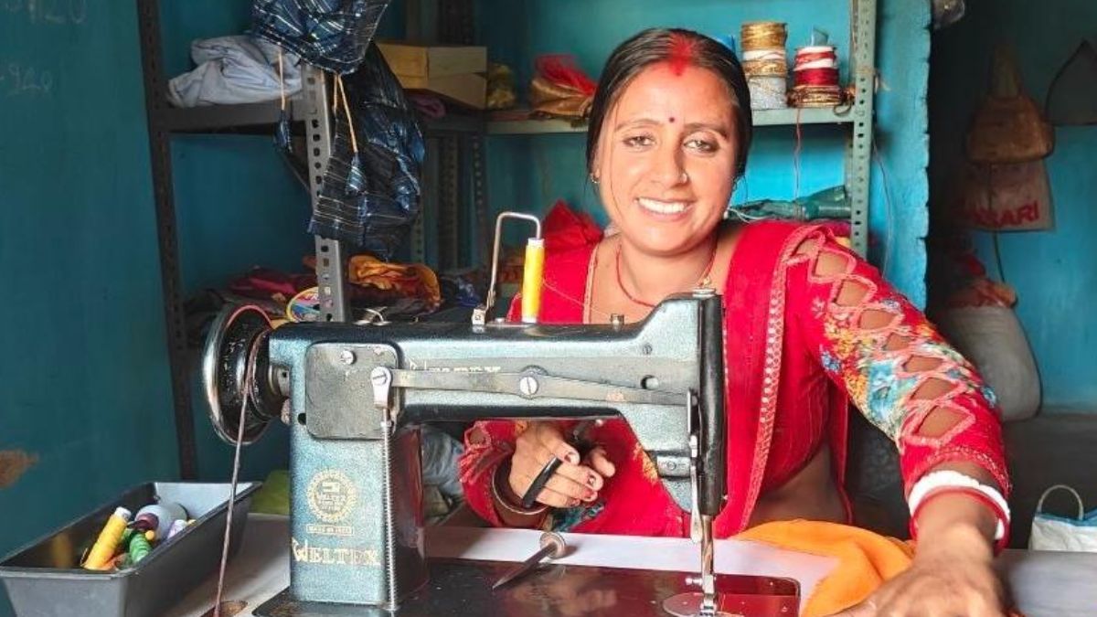 सुई-धागे से बदली तकदीर, विशाखा मंडल बनीं आत्मनिर्भरता की मिसाल