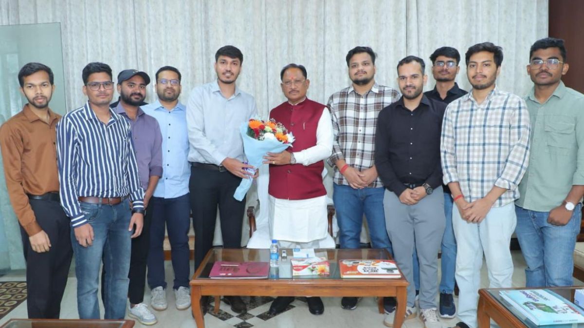 सीएम साय ने यूपीएससी प्रारंभिक परीक्षा में सफल ट्राइबल यूथ हॉस्टल के विद्यार्थियों से की मुलाकात