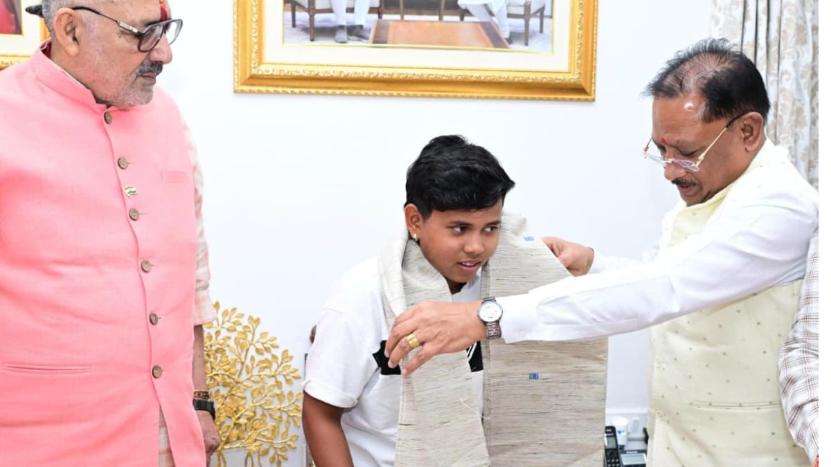 श्रीलंका दौरे के लिए भारतीय अंडर-19 महिला क्रिकेट टीम की उपकप्तान बनीं महक नरवासे, सीएम साय ने किया सम्मानित