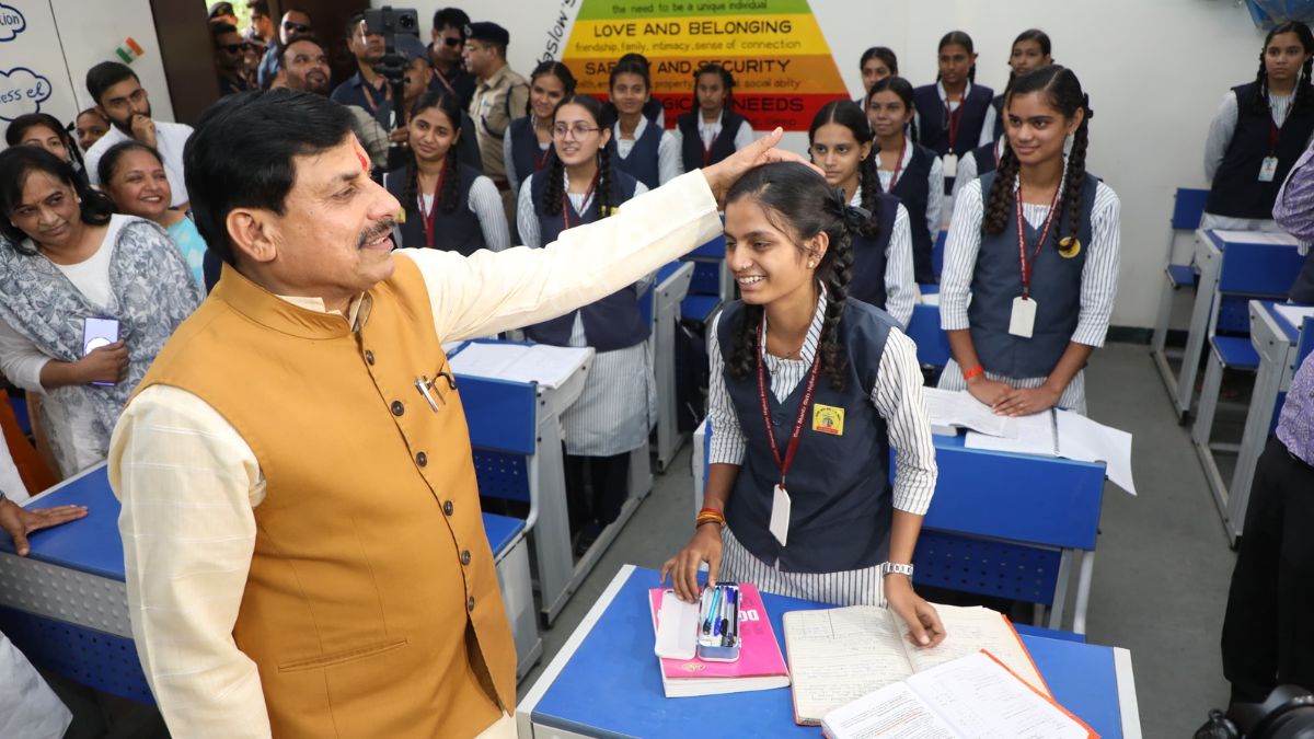 किसी से किया दुलार, किसी के सिर पर रखा हाथ, स्कूल के पहले दिन छात्राओं से इस अंदाज में मिले सीएम मोहन यादव