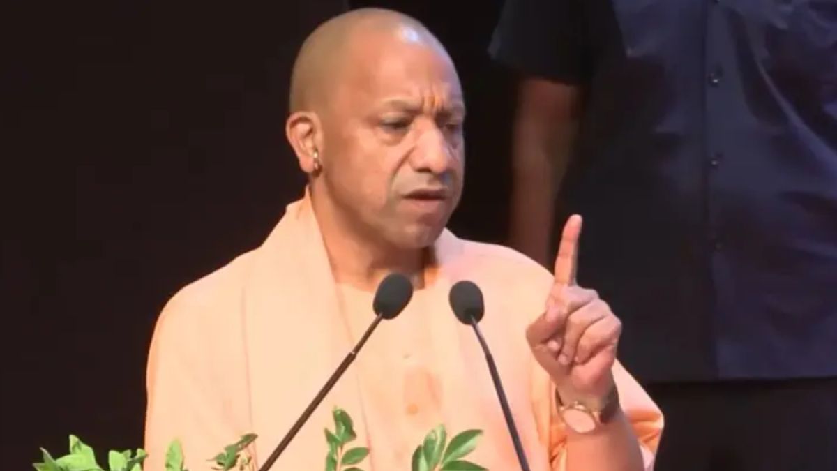 अखिलेश यादव ने मुलायम के विरोधी से मिलाया हाथ… सीएम योगी आदित्यनाथ का संविधान हत्या दिवस पर बड़ा बयान