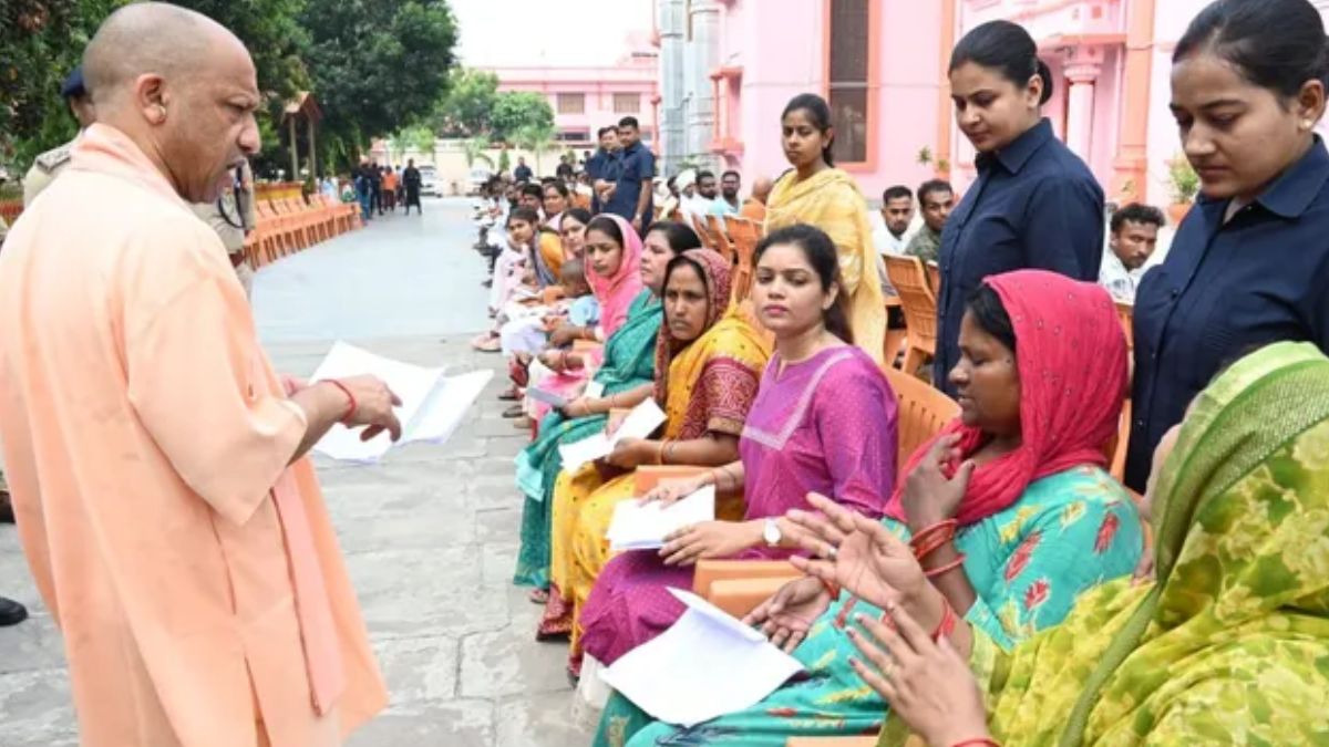 लापरवाही पर अपनाएं सख्त रुख… जनता दर्शन में सीएम योगी  ने अफसरों को दिए निर्देश, 150 लोगों की सुनी समस्याएं