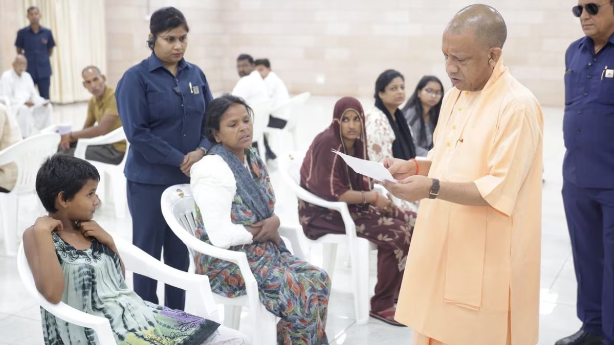 सीएम योगी आदित्यनाथ ने जनता दर्शन में दिए सख्त निर्देश, बोले – अतिक्रमण कतई बर्दाश्त नहीं, आरोपियों पर तत्काल करें कार्रवाई