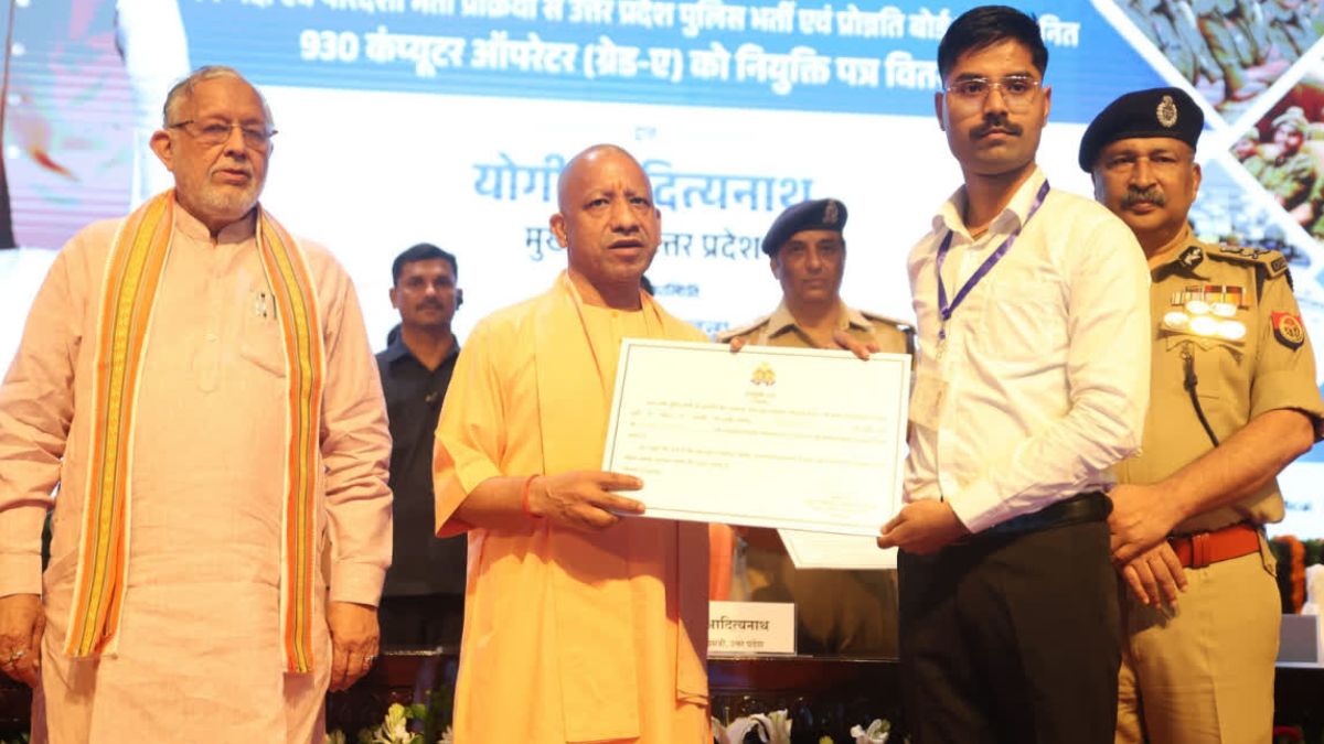 सीएम योगी आदित्यनाथ ने 930 कंप्यूटर ऑपरेटरों को दिए नियुक्ति पत्र, बोले – ड्यूटी के दौरान रील बनाना अनुशासनहीनता