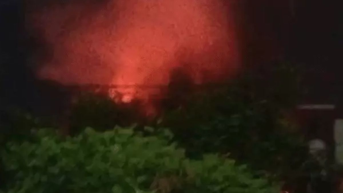 इंदौर में मकान में लगी भीषण आग, फूटी कोठी इलाके में मची अफरा-तफरी, मौके पर पहुंचे महापौर पुष्यमित्र भार्गव