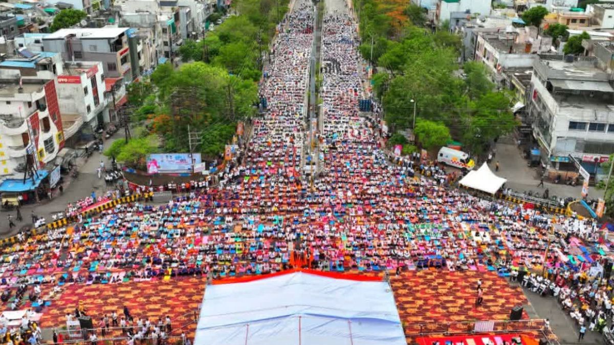 इंदौर में 10 हजार लोगों ने एक साथ किया भ्रामरी प्राणायाम, योग दिवस पर रचा इतिहास