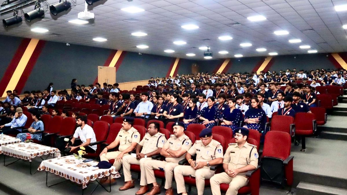 सेफ क्लिक 2.0 अभियान का हुआ शुभारंभ, इंदौर ग्रामीण पुलिस ने हजारों युवाओं को साइबर सुरक्षा का दिया संदेश