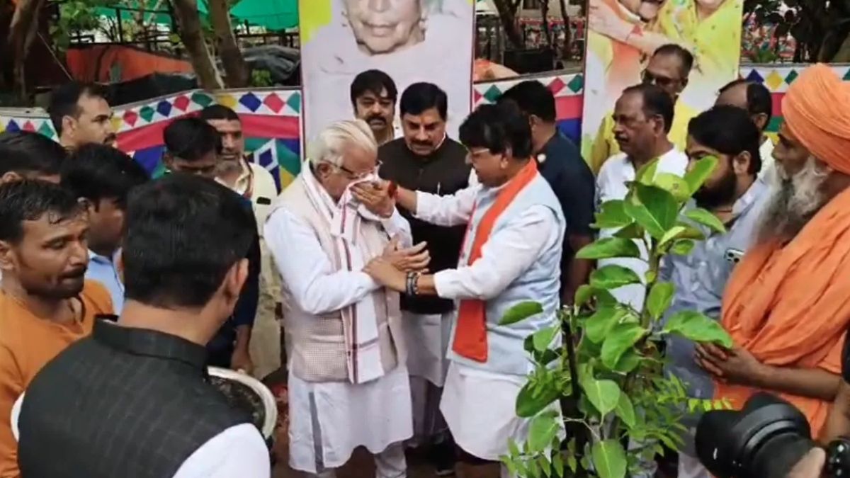 इंदौर में भावुक हुए केंद्रीय मंत्री मनोहर लाल खट्टर, मंत्री कैलाश विजयवर्गीय ने बंधाया ढांढस, देखें वीडियो