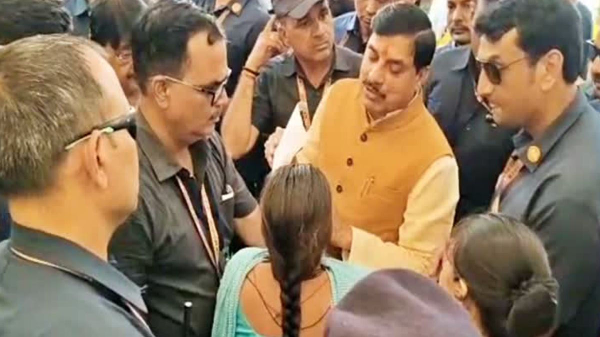 कलेक्टर साहब नहीं सुनते… इंदौर में सीएम मोहन यादव से महिला ने हाथ जोड़कर मांगा मुआवजा, वीडियो हुआ वायरल