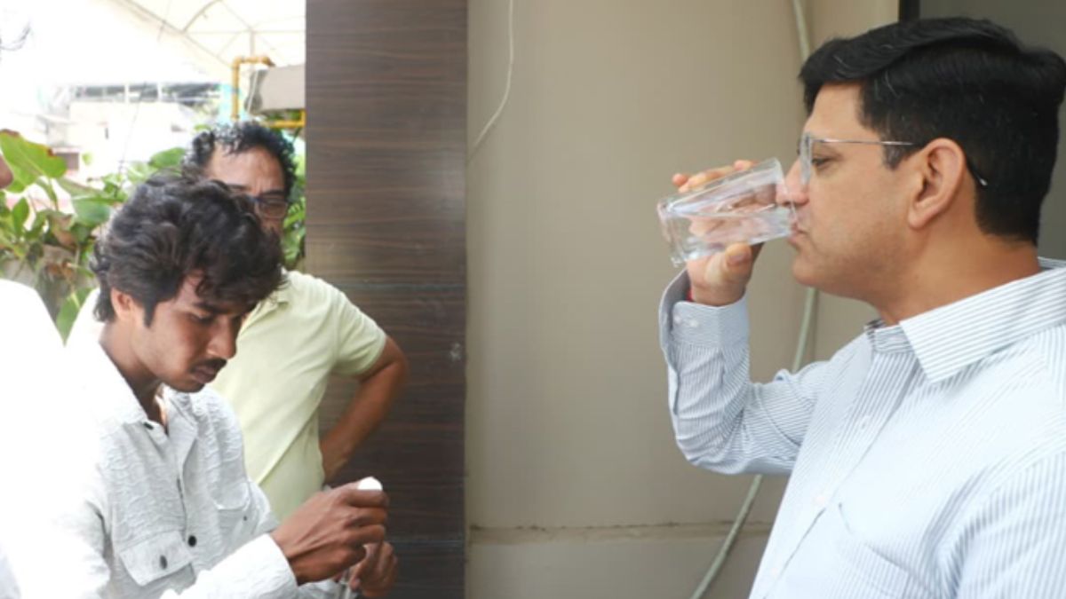 इंदौर में जिस पानी को कांग्रेस ने बताया जहरीला, मेयर ने रहवासियों के सामने पीकर दिखाया, जीतू पटवारी की रिपोर्ट पर उठे सवाल